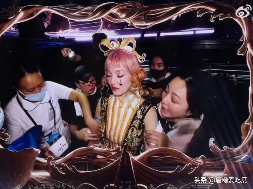张韶涵吸氧
40多岁，没有结婚，和父母来往也断了，自己也没有孩子，弟弟和妹妹都已