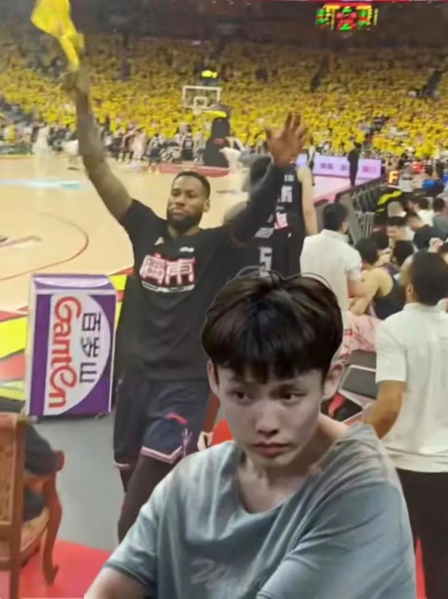 广东男篮现在就是多事之秋！吉伦沃特服用违禁药品一事还没处理，现在徐杰又遭前女友实