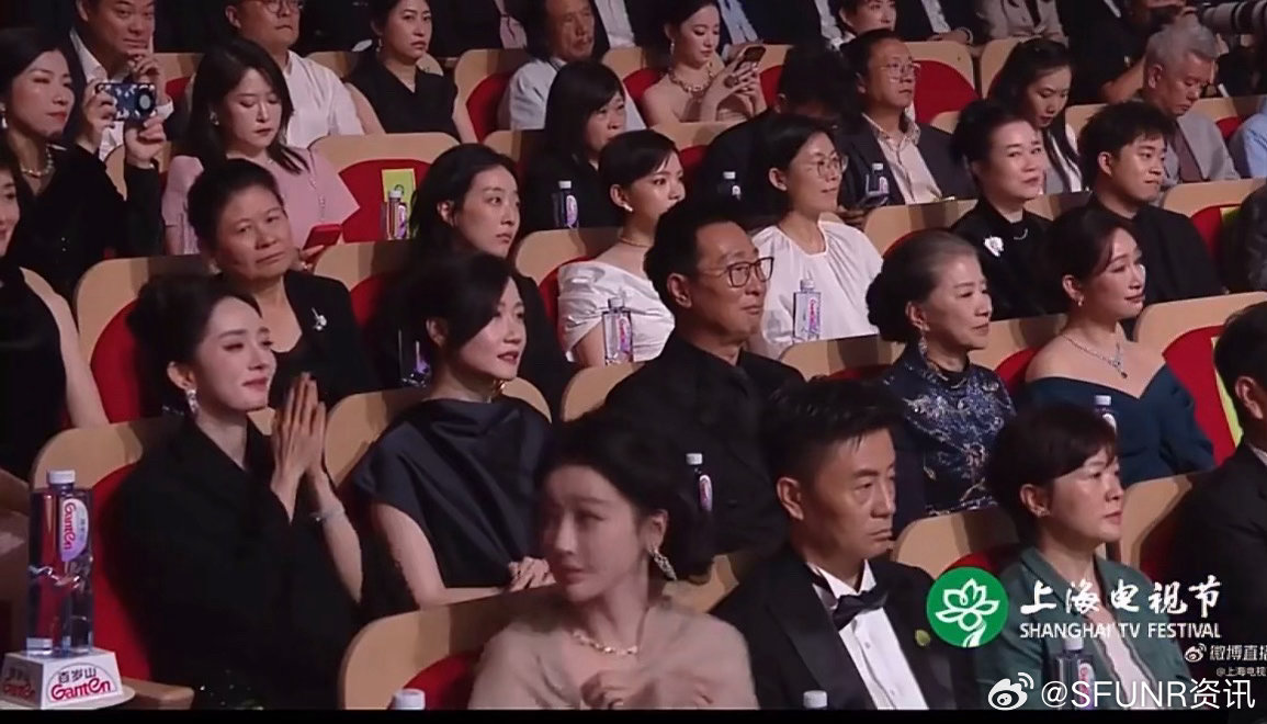 杨紫回头给杨幂鼓掌了 杨紫还回头给杨幂鼓掌了！！杨紫回头给杨幂鼓掌