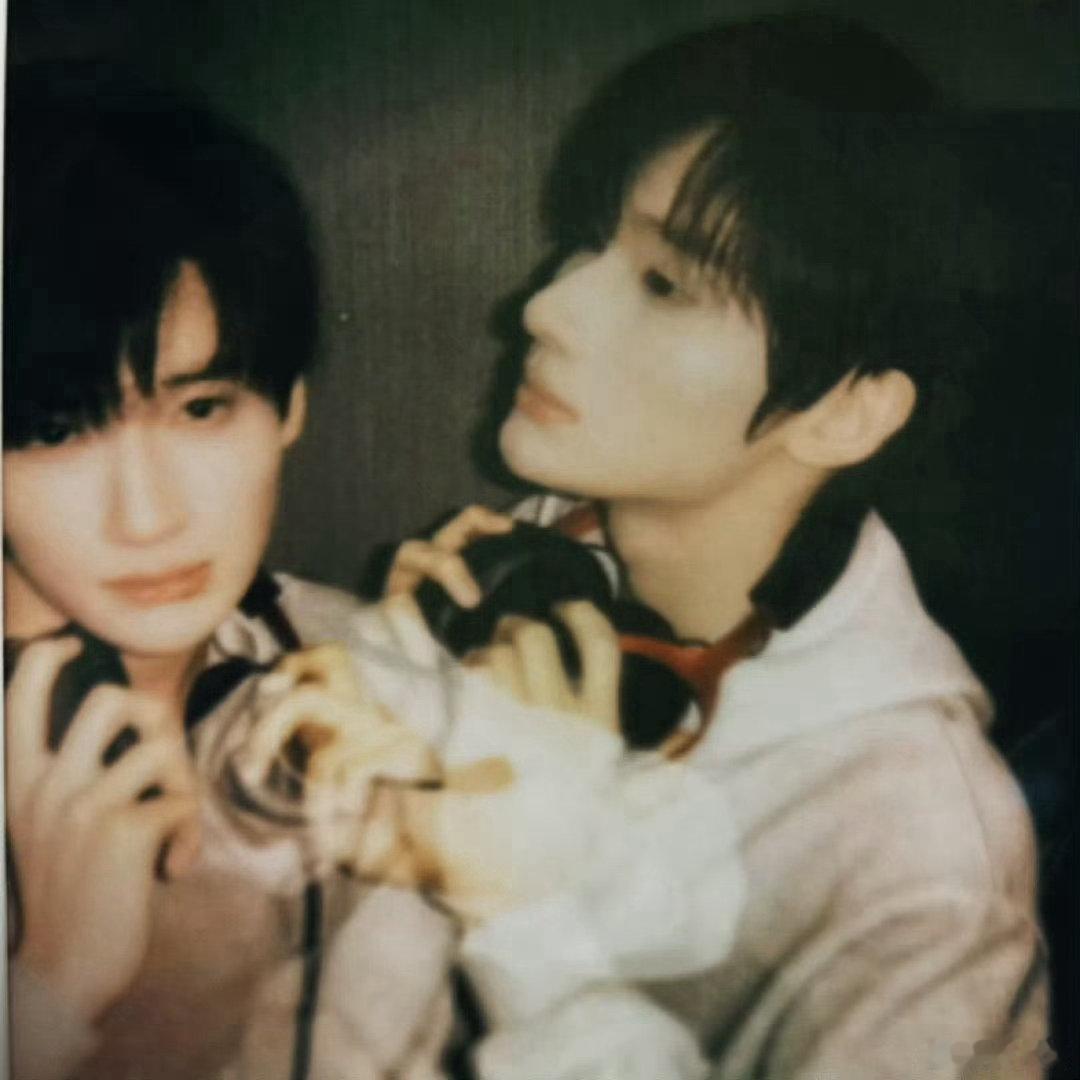 余宇涵钟辰乐同担相认超燃青春的合唱青春邂逅满是惊喜，二人拥有一模一样的喜好，钟情