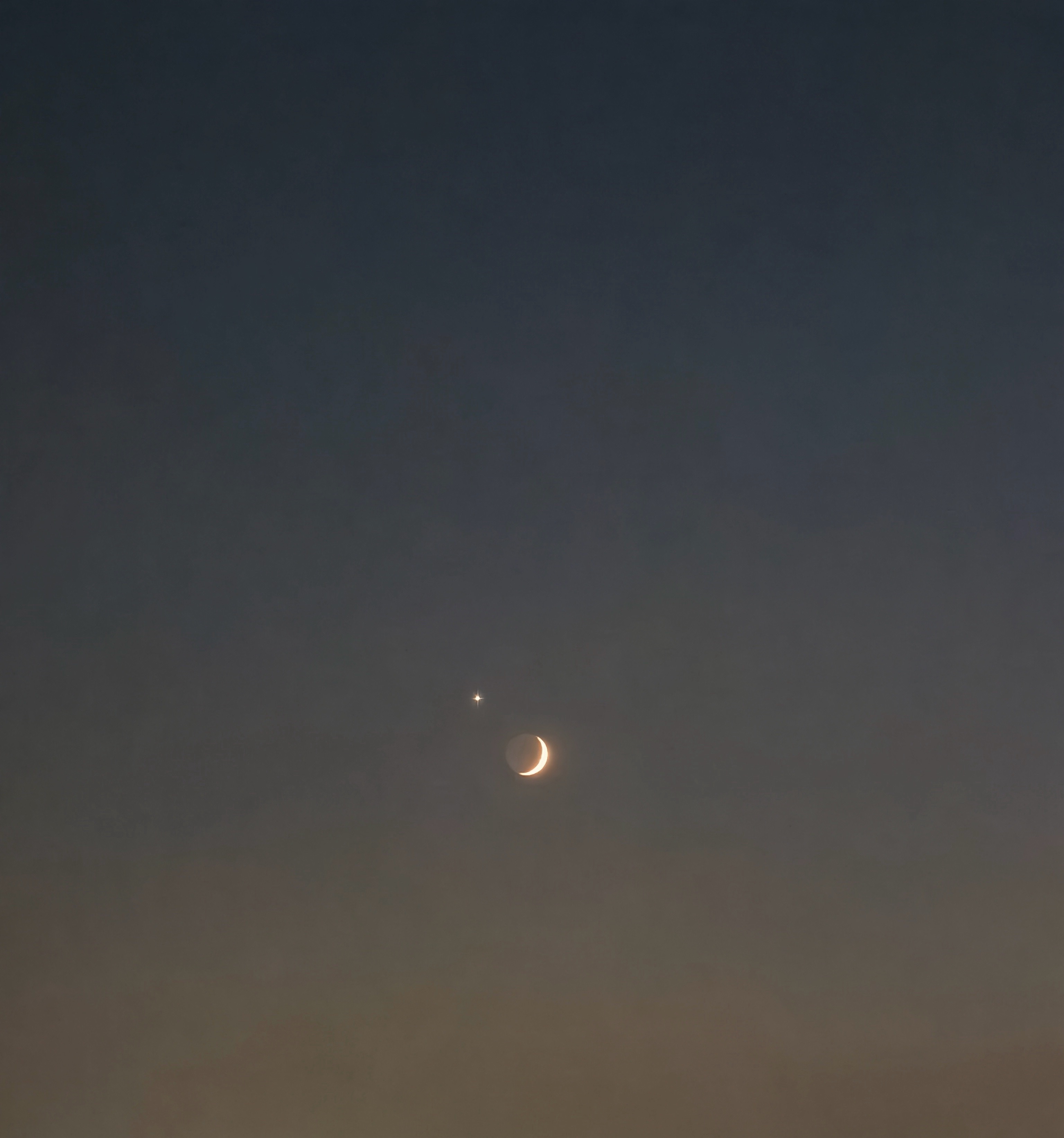 月亮 金星伴月落霞绯红的余烬冷却后，是灯火与星辰共同接力光的轨迹。一轮阴晴圆缺的