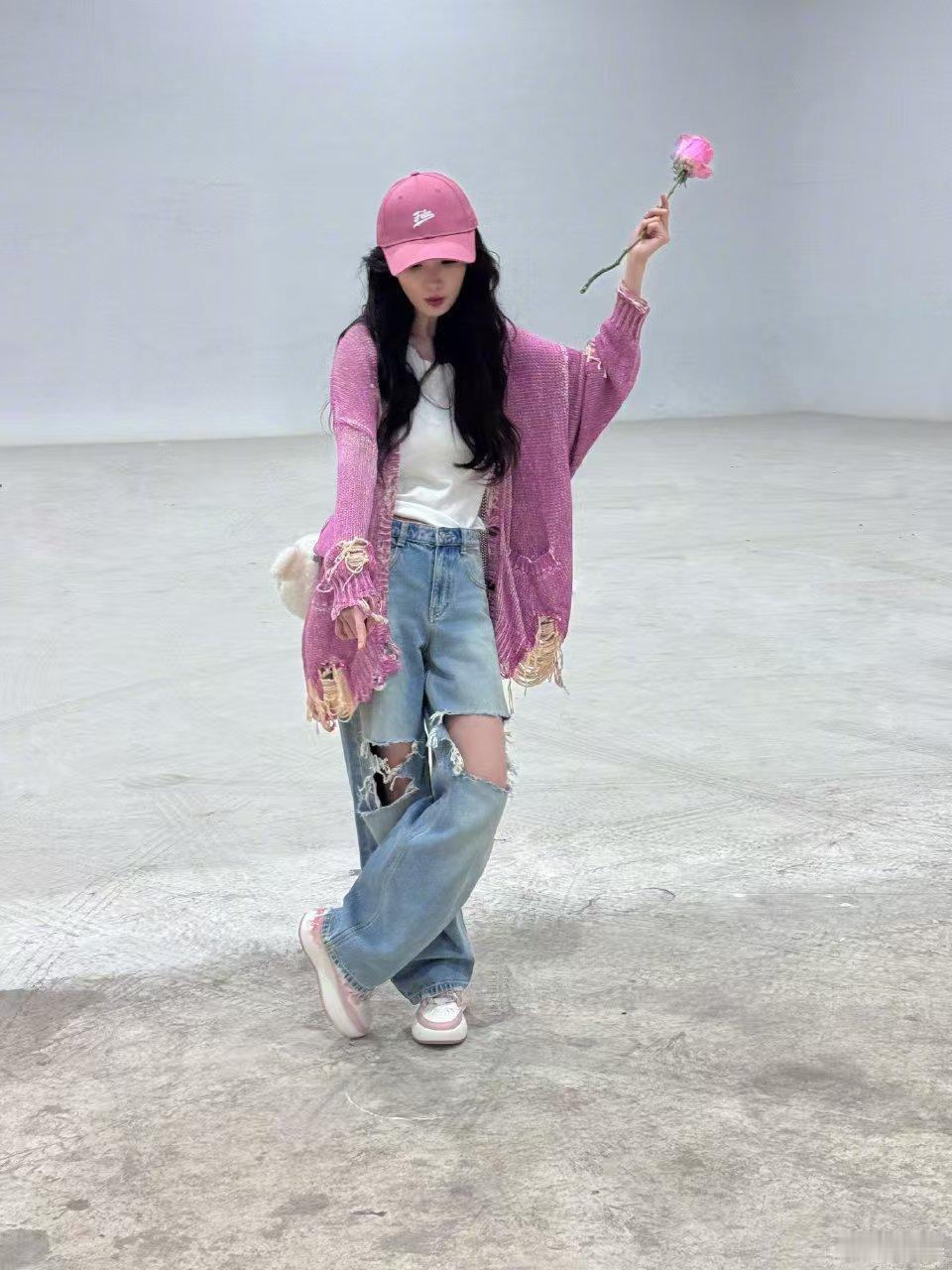 杨幂同色系穿搭杨幂破洞牛仔裤杨幂同色系穿搭，太美了，[嘻嘻][嘻嘻][嘻嘻] ​