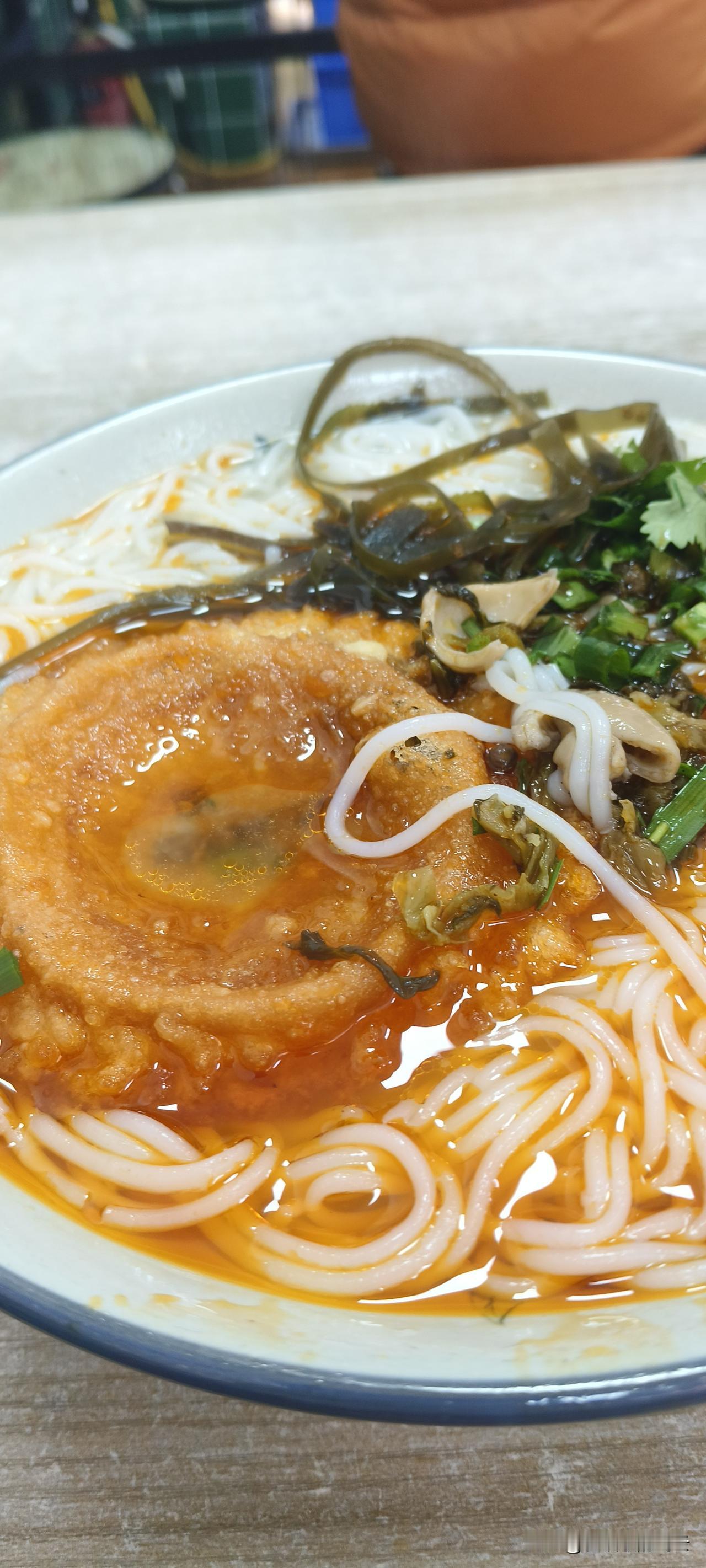 每天早上，镇上好几家米粉店生意都可以，当然味道最正宗这一家生意特别好，有时需要排