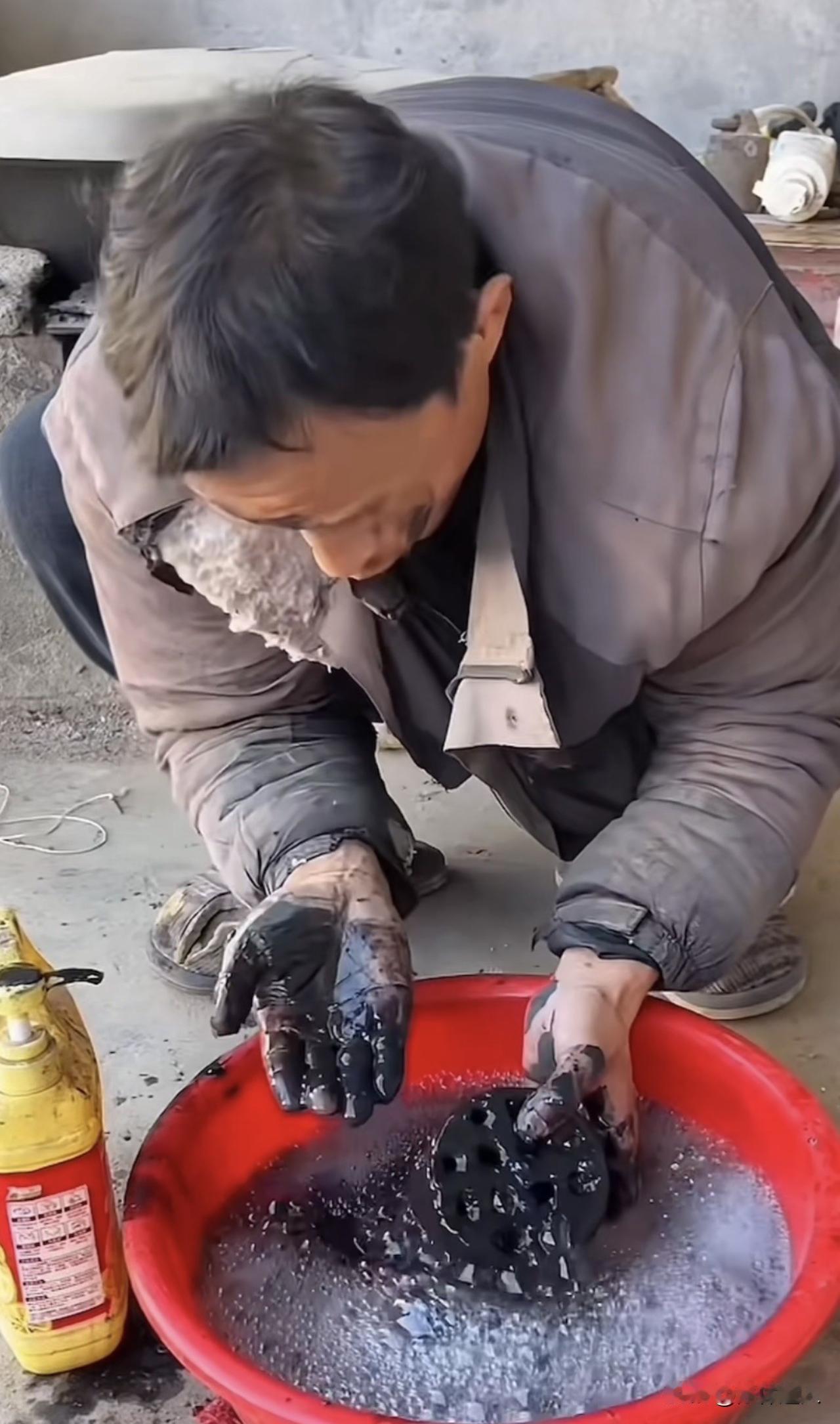 洗不白的煤球。

三百二十万，三百二十万，三百八十万，这位现场出价三百八十万，四