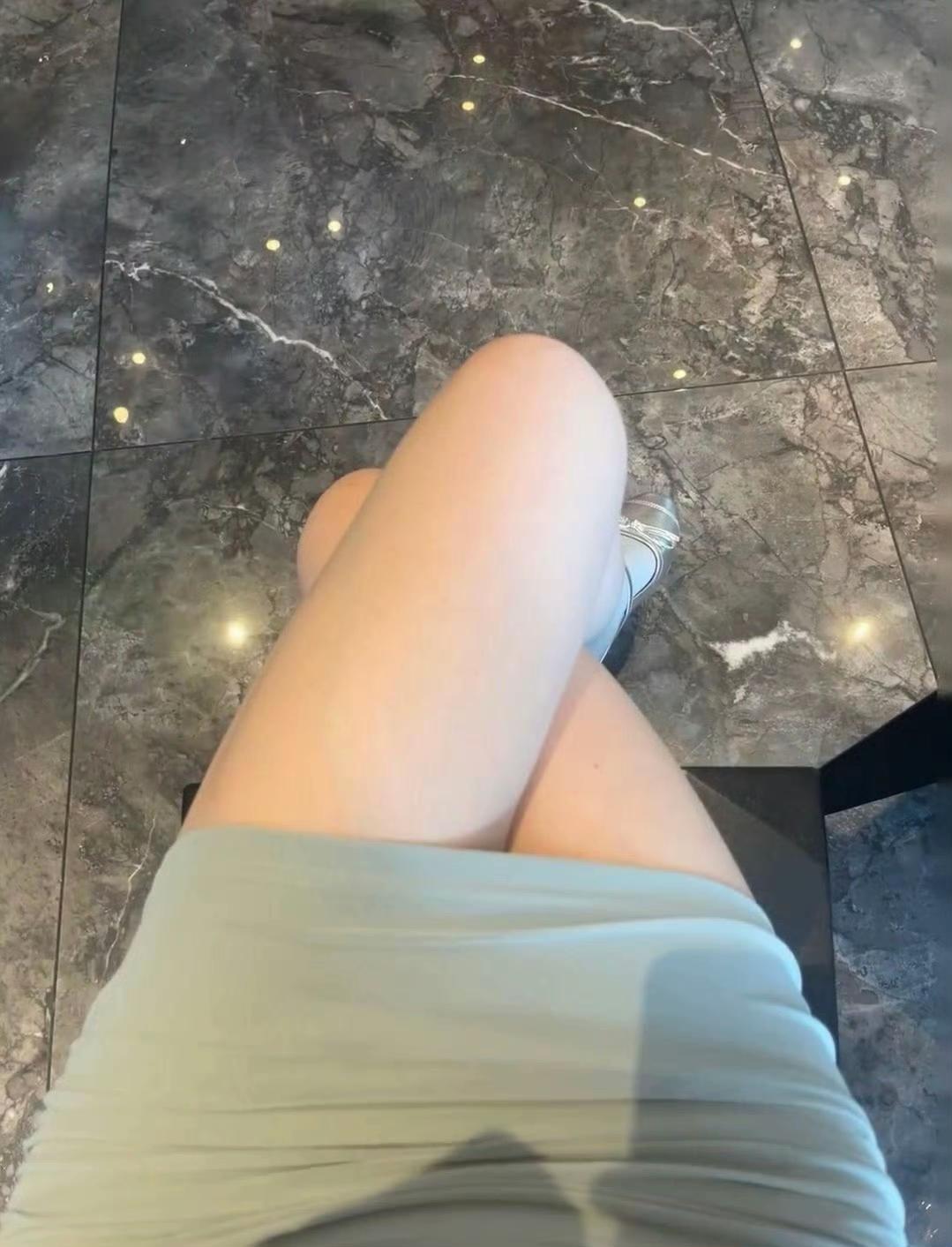 绿茶风格的轻盈短裙，颜色选得好，真的能把人衬托得又纯又欲,喜欢吗[比心]....