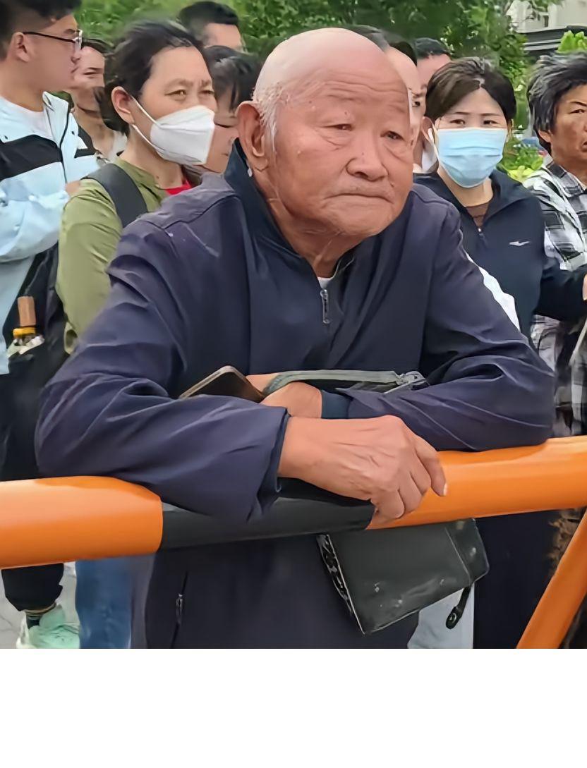 今天高考考场外，77岁爷爷站在人群里太好哭了。周围全是陪着来的爸妈，只有他穿着洗