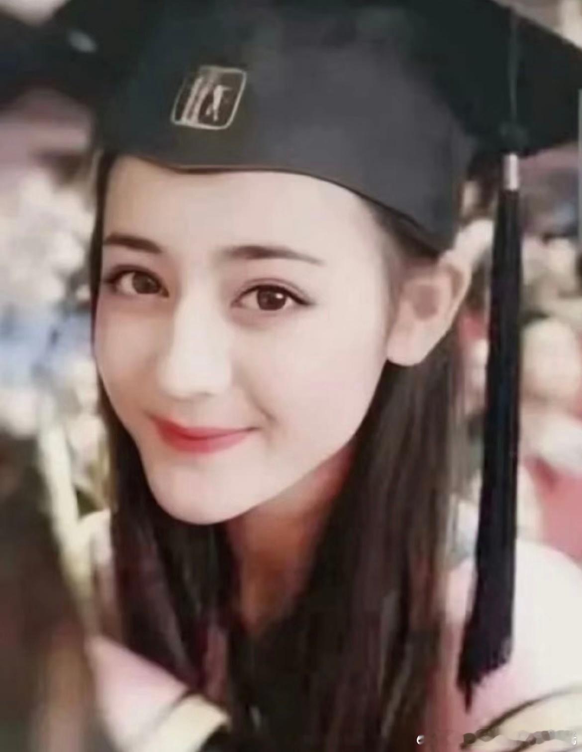 迪丽热巴早期在上戏的毕业照 “我就知道老祖宗当年攻打西域，不是为了葡萄干吧”看完