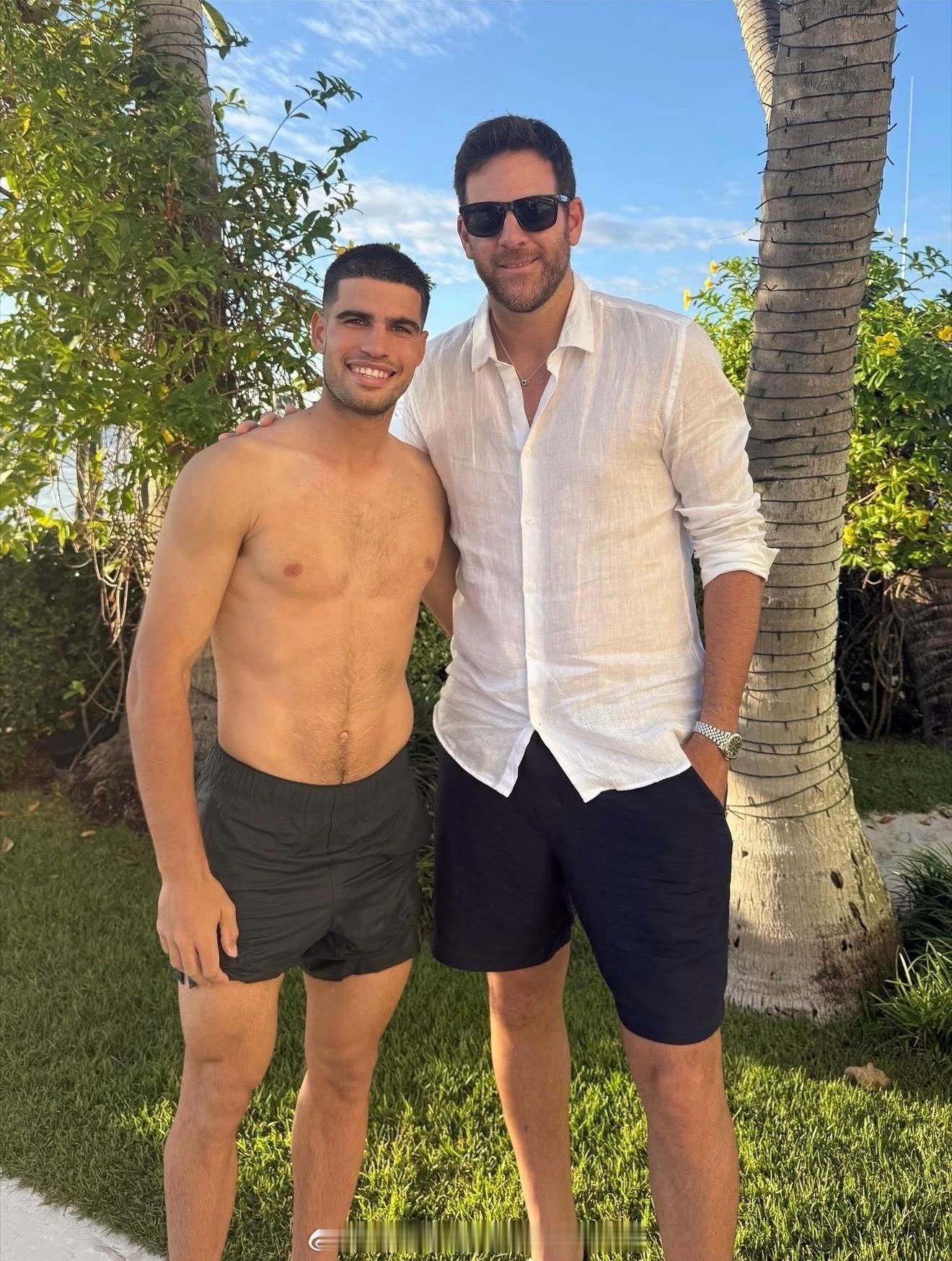 阿卡和德尔波特罗合影。阿卡的发色变回黑发了。 