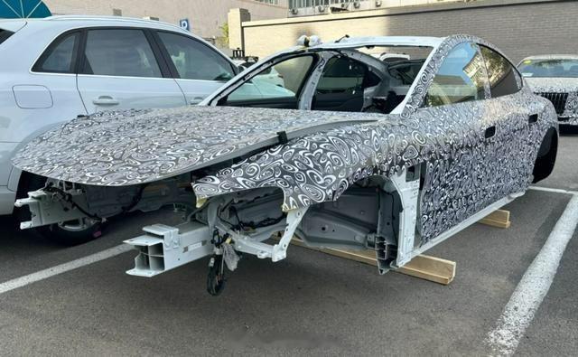 #新能源汽车# 【小米汽车“白车身”曝光！车内将配备小米音响】近日，有网友在网上