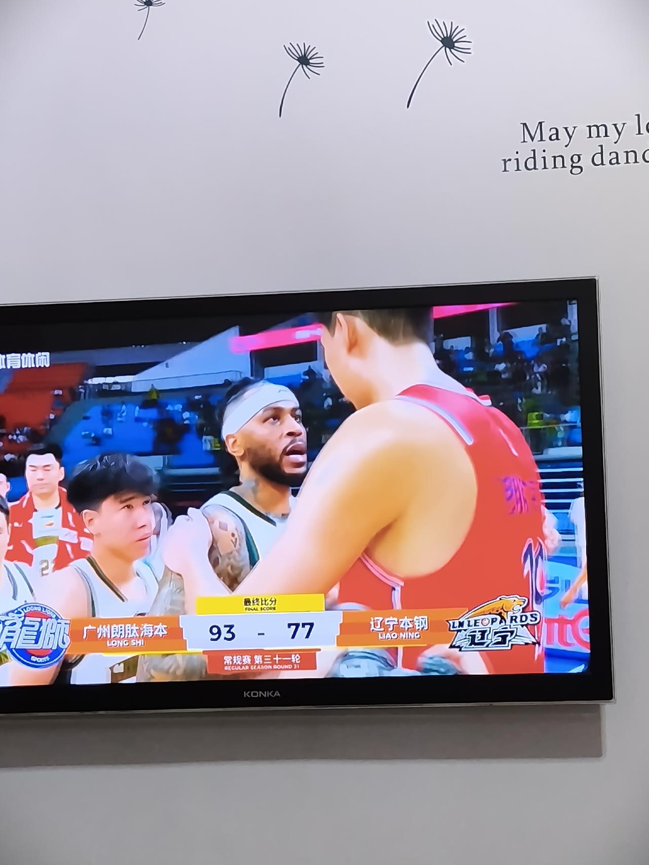 回头看看广州朗肽海本队战胜辽宁本钢队最近的一场比赛。
     徐昕不管在篮下对