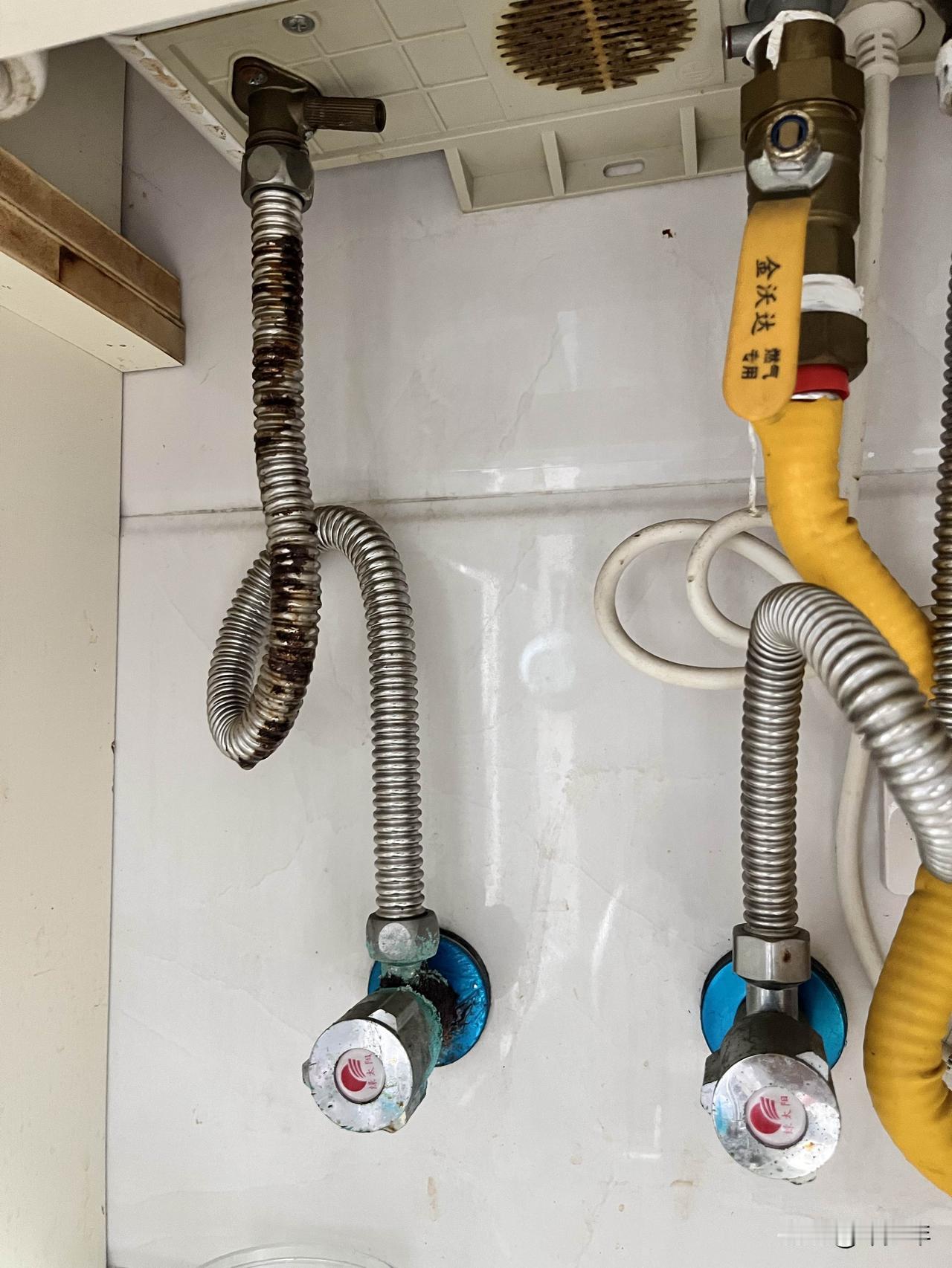 今天突然发现家里热水器一根水管生锈还漏水，于是想着怎么修呢！
打开豆包问了一下，