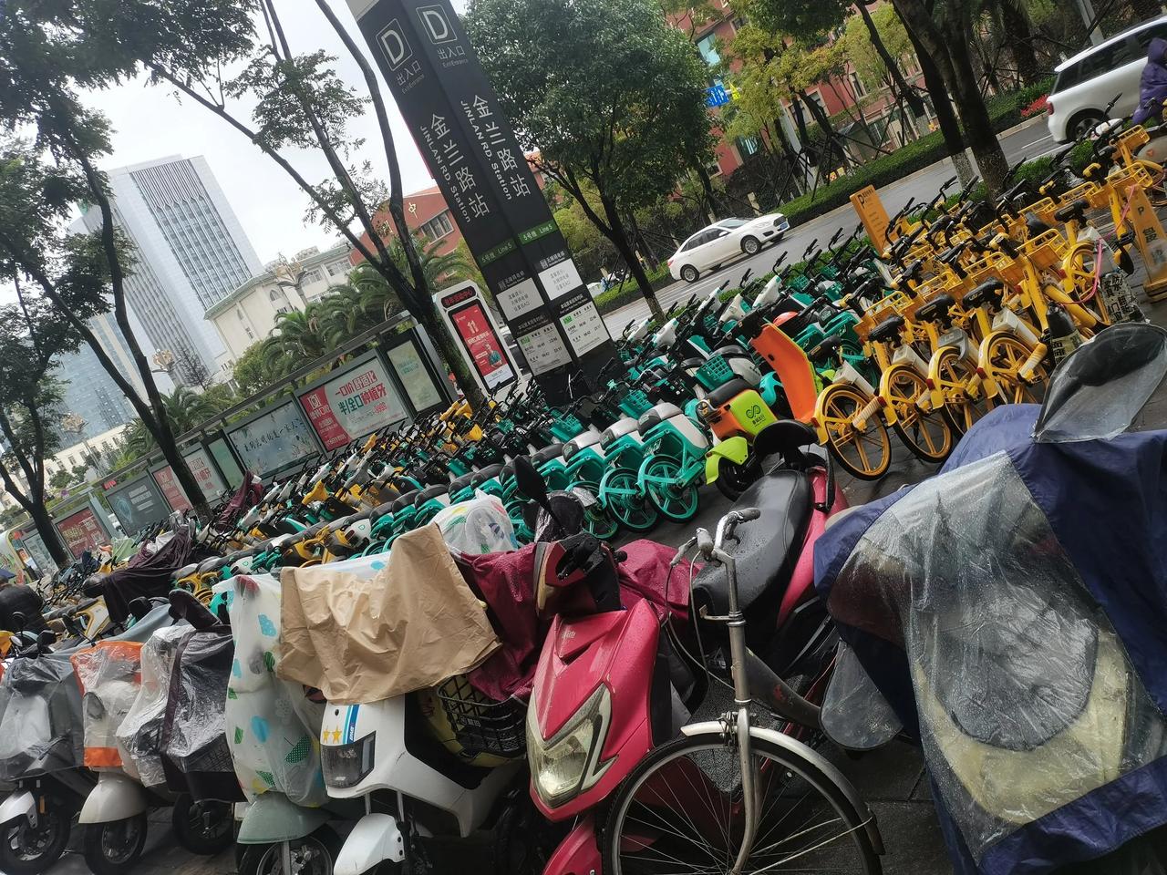 昆明的共享电单车算是全国投放量最多的了吧！个人觉得是同等级的城市昆明的共享电单车