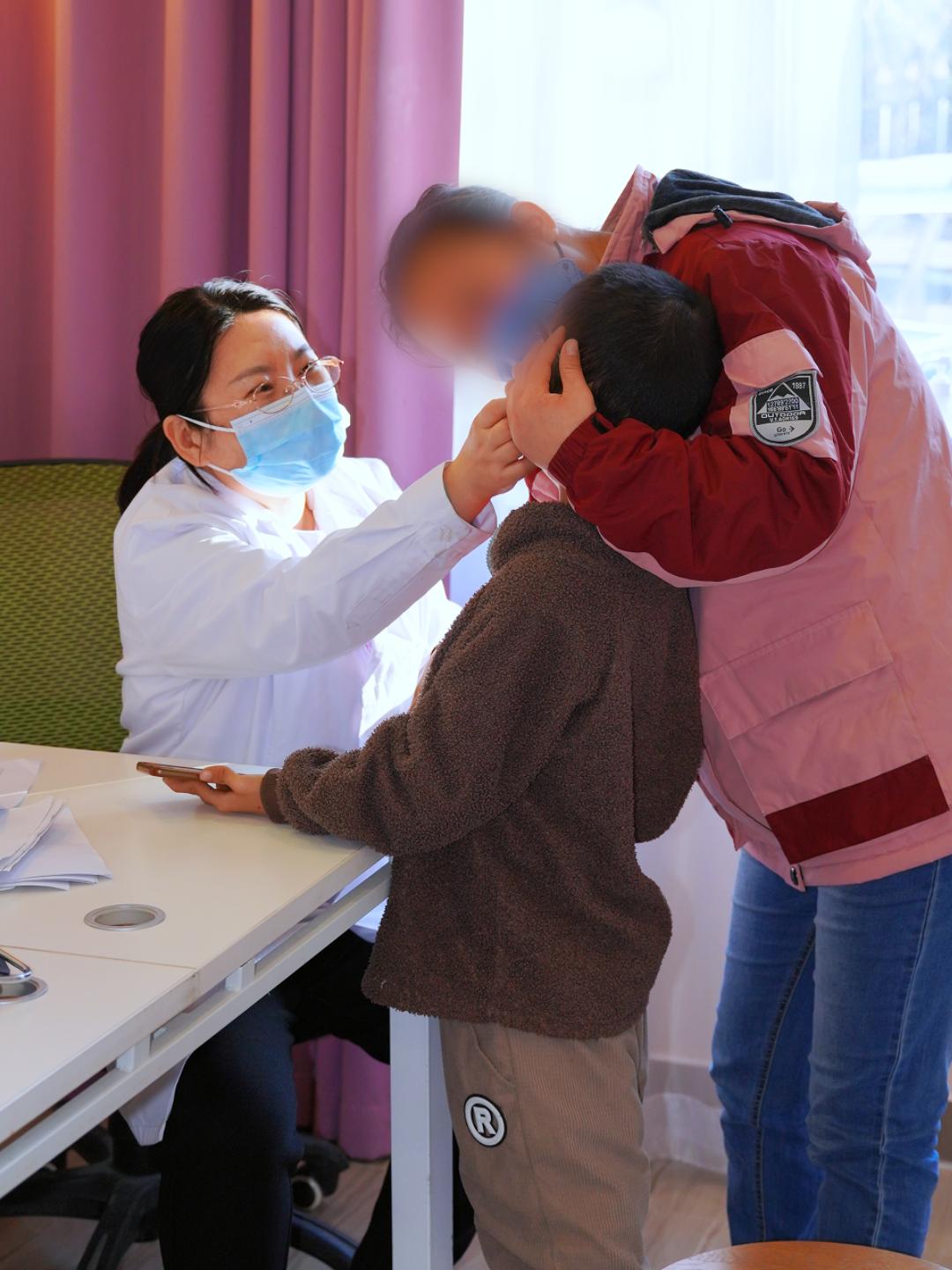 孩子矮小症，其实是鬼门大开了！
一位道观扫地的先生告诉我：儿童矮小症，实际是鬼门