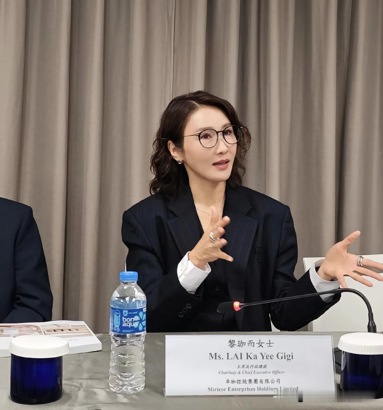 不愧是唯一能让张柏芝都自愧不如的顶级美人！54岁依然容光焕发，罕见穿一身职业装参