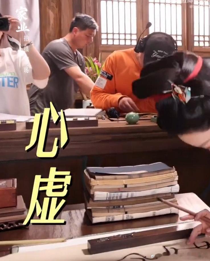 杨紫画的动画人物杨紫用毛笔画画 毛笔作画氛围感拉满，成品画风别具一格 
