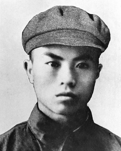 1952年1月2日，志愿军战士罗盛教在朝鲜战场上，为抢救跌入冰窟的朝鲜少年而牺牲