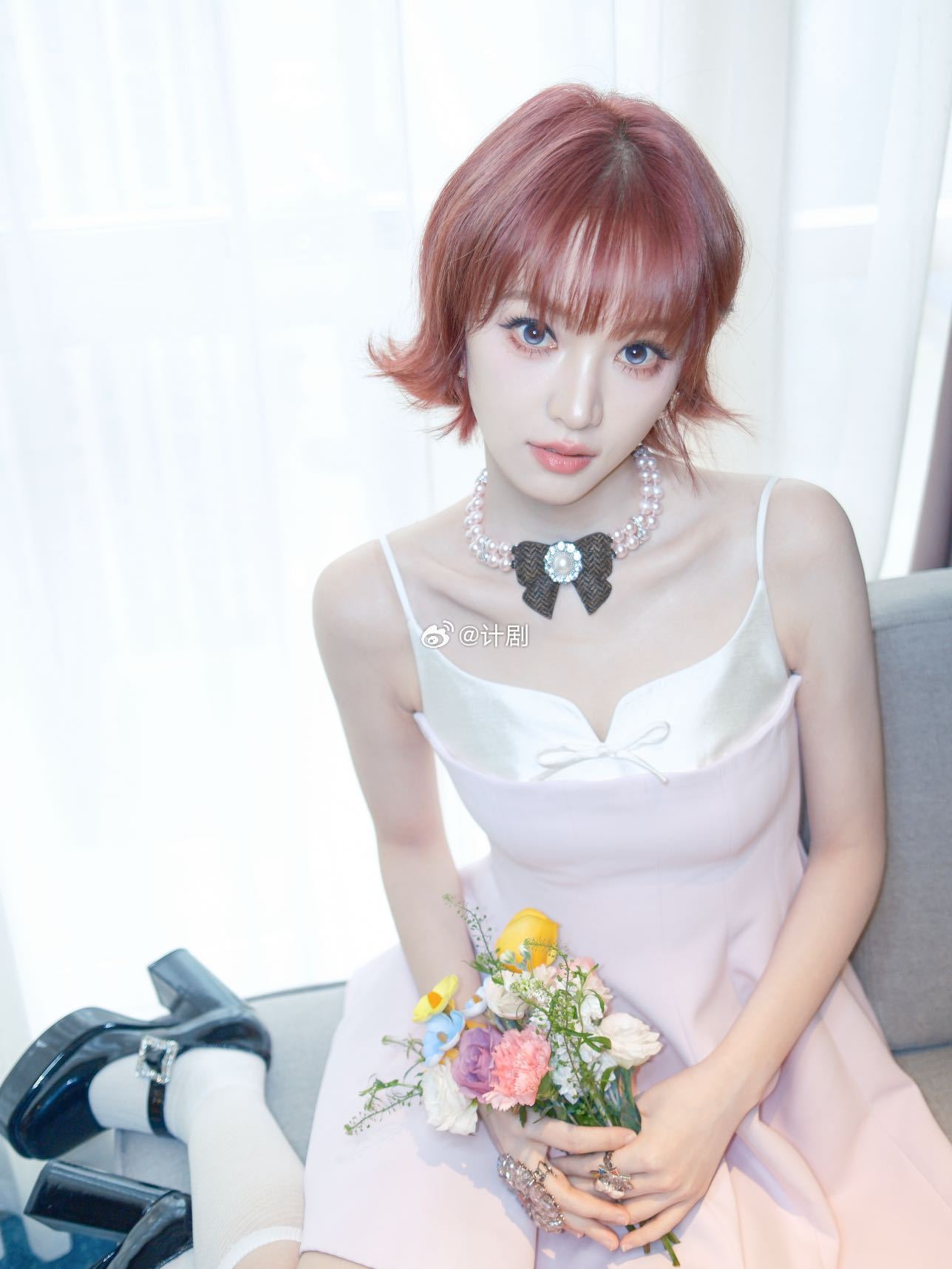 黄灿灿好像刷子 有人撞衫，有人撞脸，黄灿灿直接撞了动画片里的刷子。关键是——她还