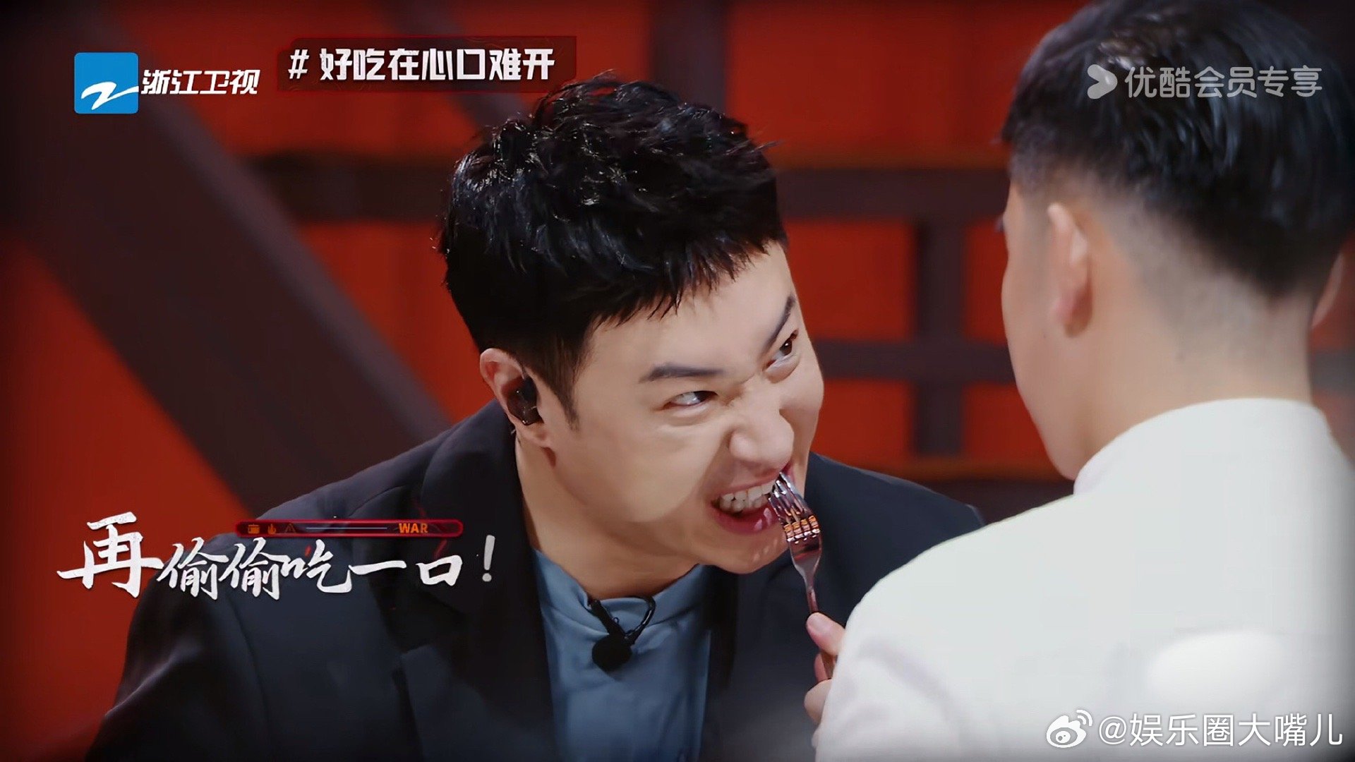潘玮柏脑子想演嘴巴想吃看潘玮柏当评审像看美食喜剧！对着烤鸭努力绷“淡定脸”，结果