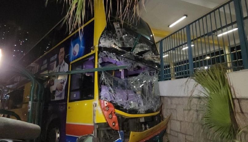 香港东涌城巴回厂途中失控出事，42岁车长送院抢救无效。据了解，死者是家庭经济支柱