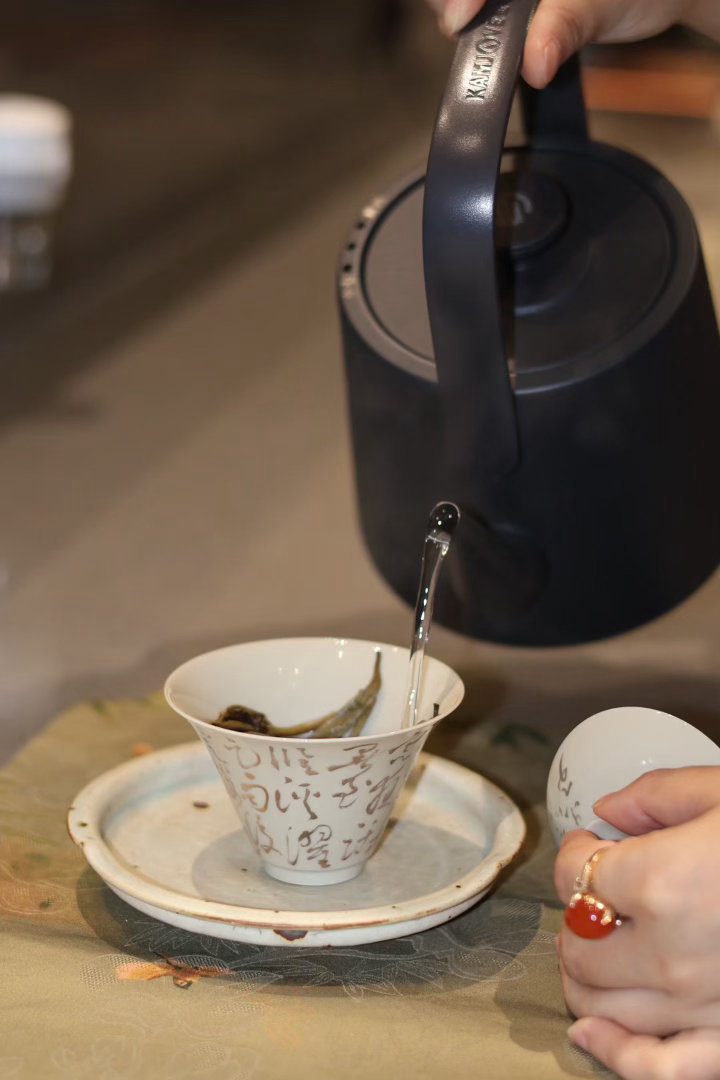 茶道  一年四时，茶汤万变，不变的，是静坐品茶的从容。 