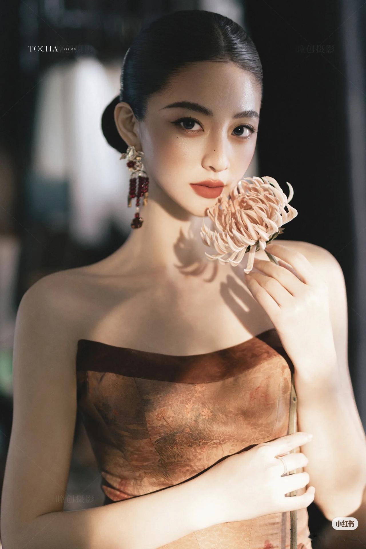 优雅与性感，你会怎么选美女穿搭写真