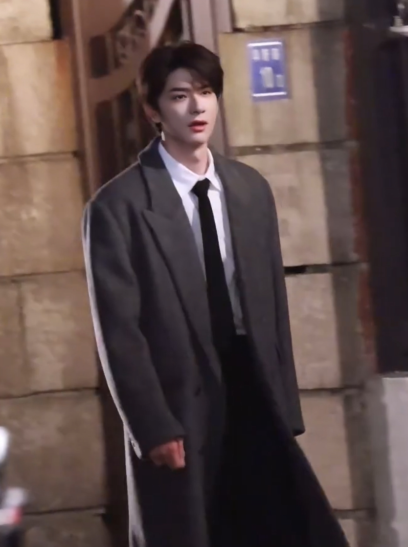 林一的大衣能给我当被子盖 谁懂啊！林一那件长款大衣一亮相，直接把我魂勾走了！往那