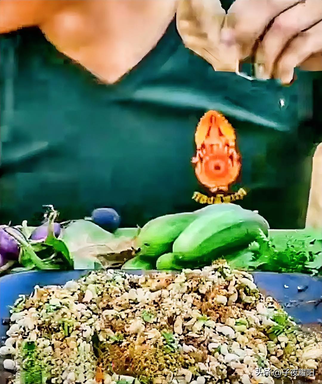 这个赛道估计只有这个主播一人可以驾驭。泰国一吃播博主坐在食物面前，原本以为就是普