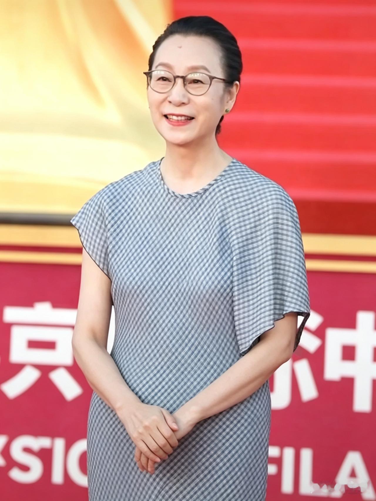 很多人总留恋年轻时光，觉得女人最好看、最珍贵的就是年轻那几年。

可活到这个年纪