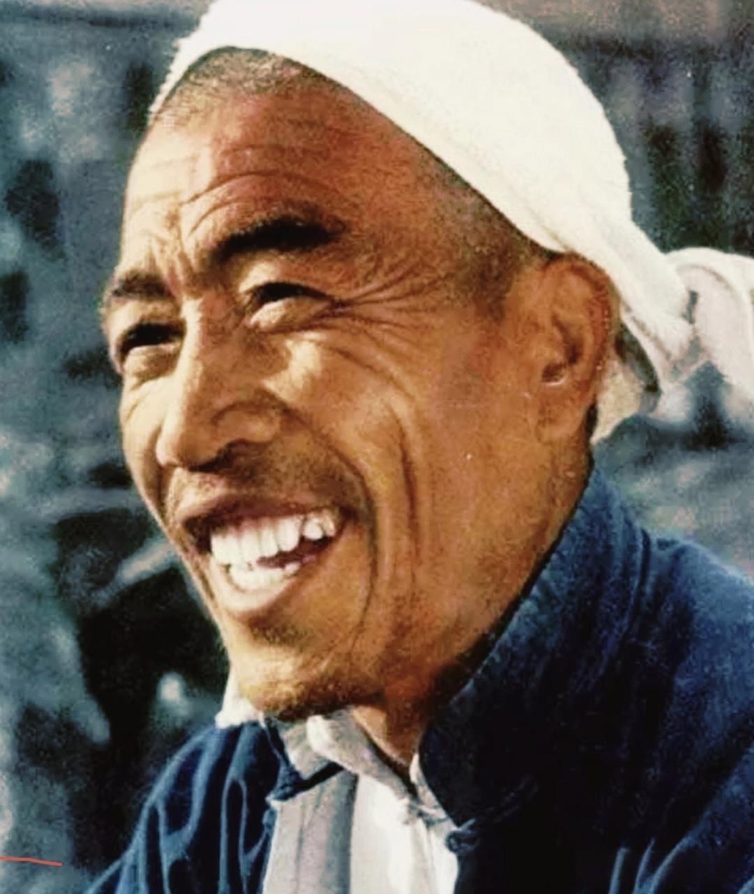 1986年陈永贵归葬大寨，深夜灵棚要被拆除，郭凤莲一句话留住情义
 
郭凤莲站在