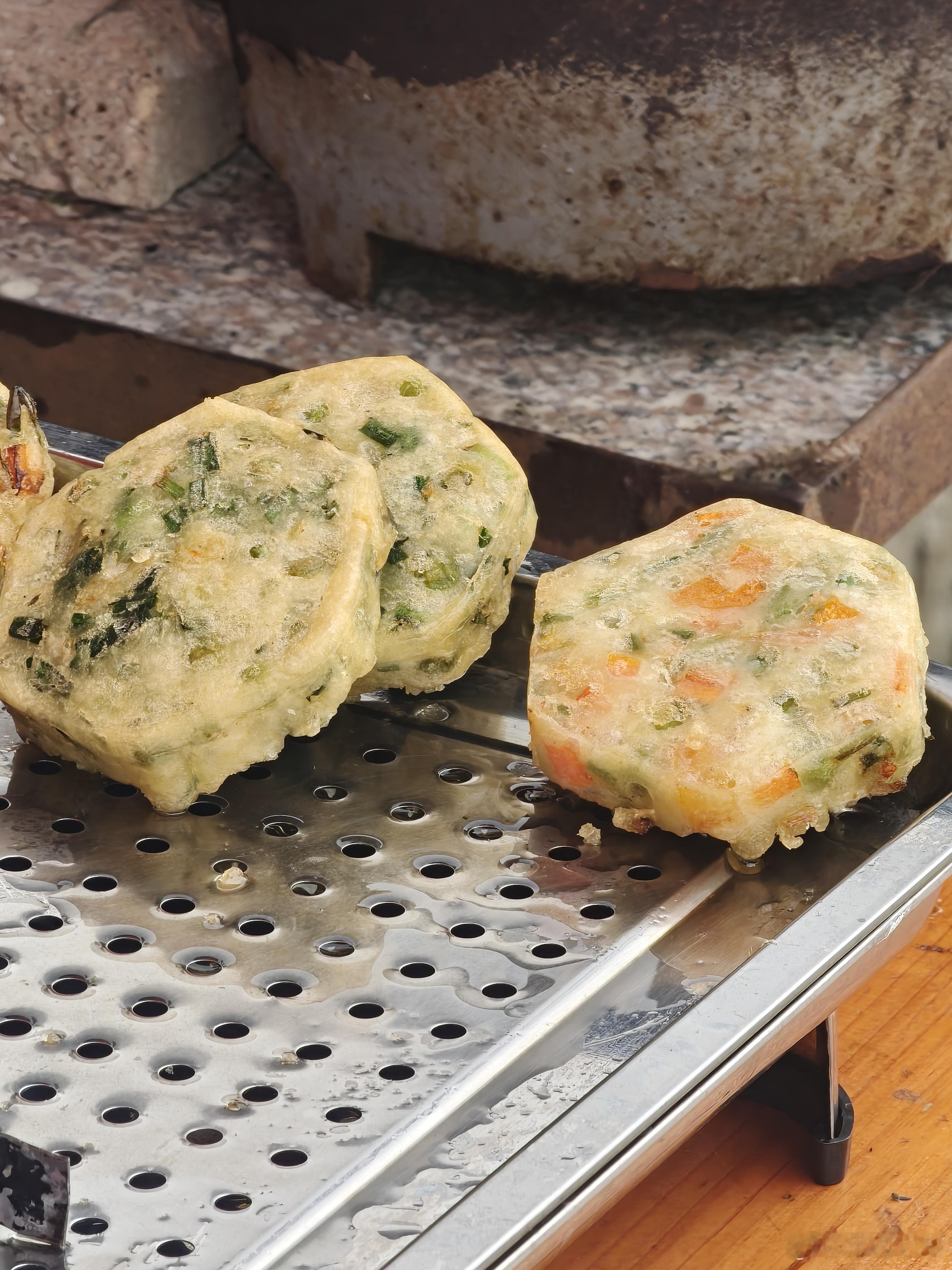 你们吃过这个吗？潮汕版的六角糕，里面是韭菜和红萝卜1.5元和2元钱一个 