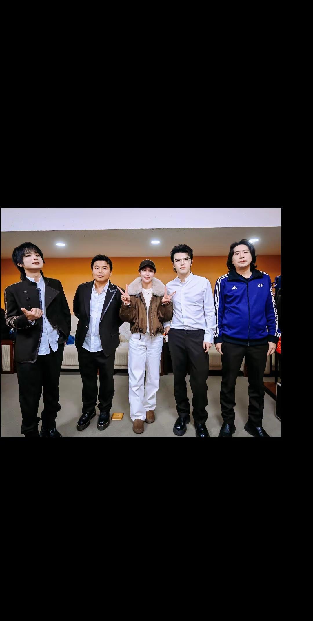 “光是遇见，就已经很美好；能与你们合影，更是幸运。愿这份美好永远留在记忆中。”