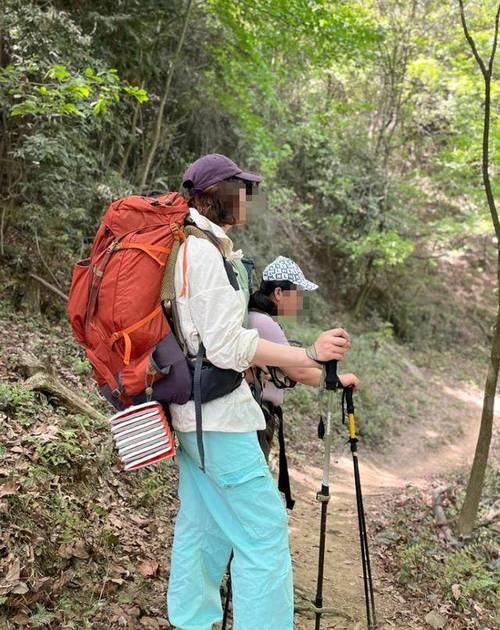 媒体评徒步蹭饭被拒：老板没毛病 最近杭州女子徒步蹭饭被拒这事可太火了。
最近，一