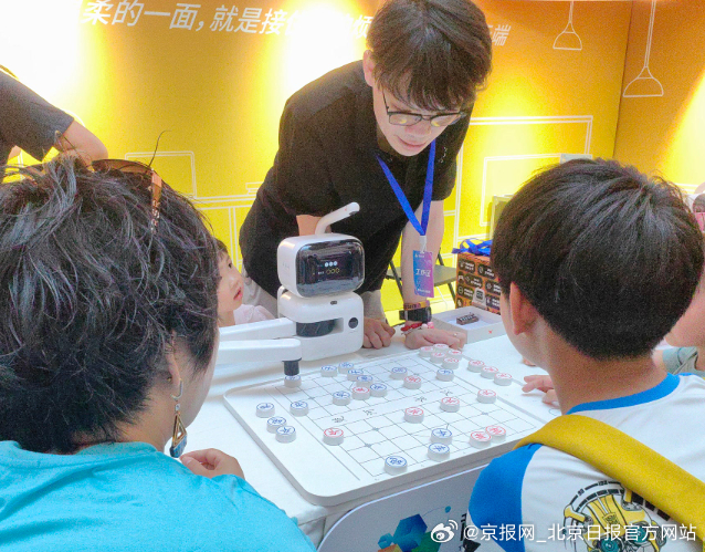 【人工智能未来生活“空降”商圈】机器人制作的煎饼香气四溢；多语种同声翻译智能耳机