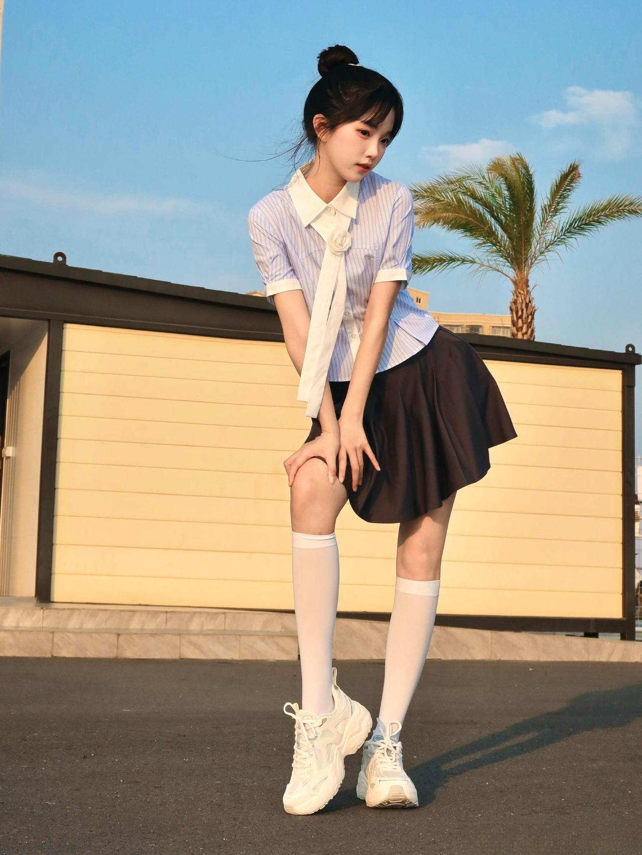 这套是元气满满的“学院风甜妹”穿搭，青春感直接拉满：
 
- 上衣选了蓝白条纹短