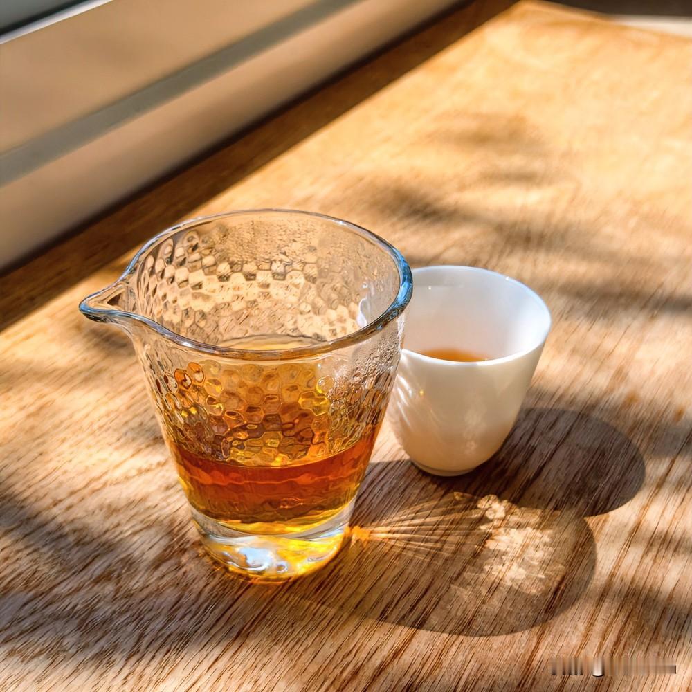 《满庭芳·茶席》

蟹眼初生，松风渐起，竹炉汤沸声圆。素瓷分处，嫩叶舞蹁跹。座上