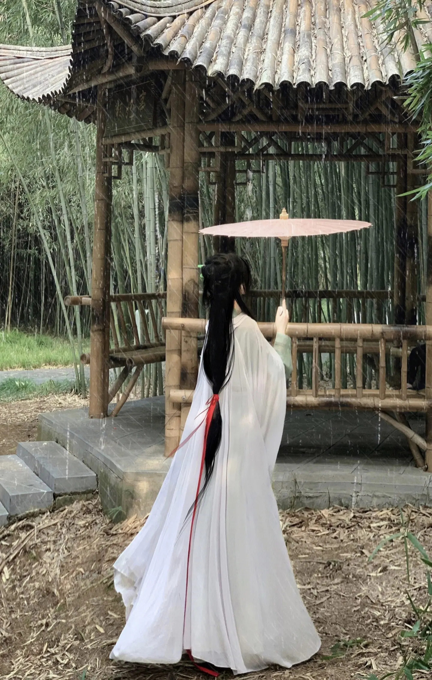 “大人 下次出门记得带伞…”