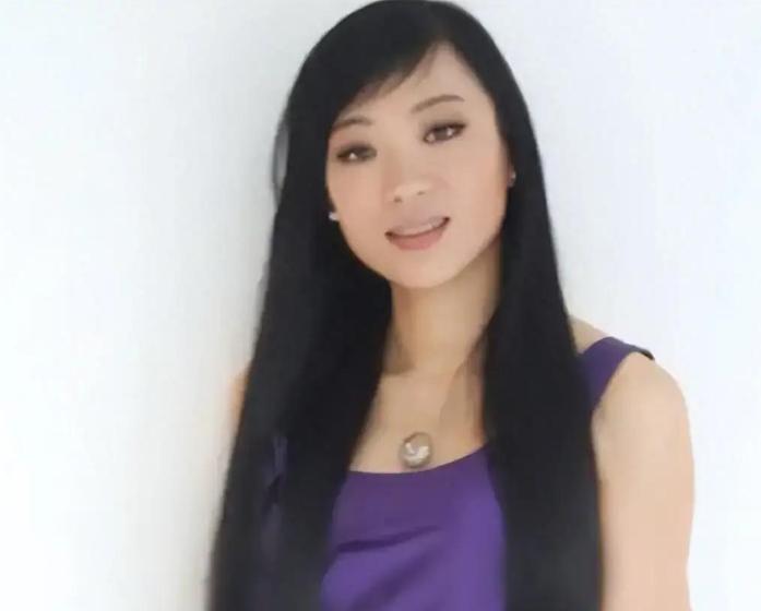 曾经在《非诚勿扰》舞台上风光牵手的女嘉宾王佳，竟在婚后仅两个月、自己身怀六甲之际