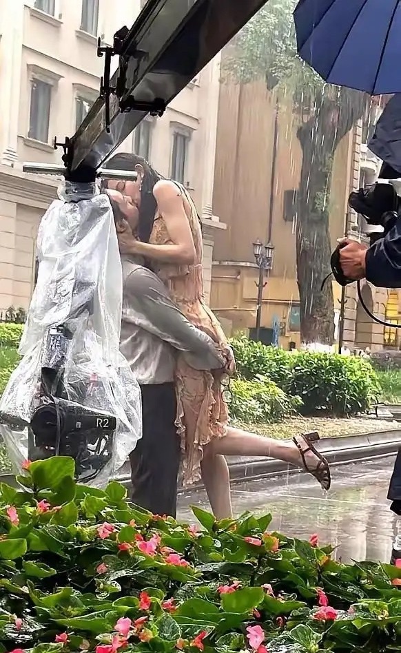 钟楚曦 陈伟霆 两人拍戏路透，这拍的，钟楚曦看起来身板很强大，不知道的还以为是一