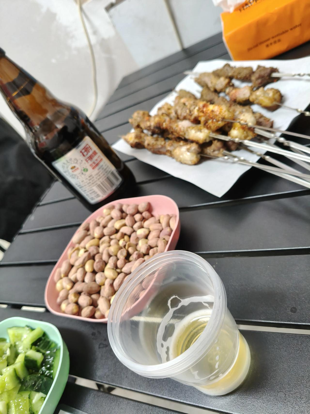 在北京的街头，坐在小酒馆的里头，来瓶U8撸串的惑觉真好
   西便门附近，小店不