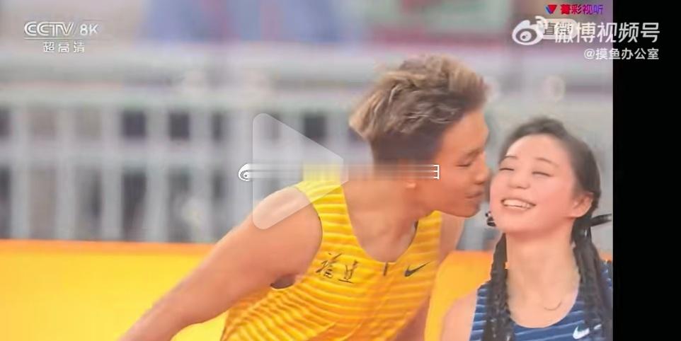 我替你们暂停了，不谢哈不过这么大大方方的亲，怎么就沉默了？看女生反应，平时没少亲