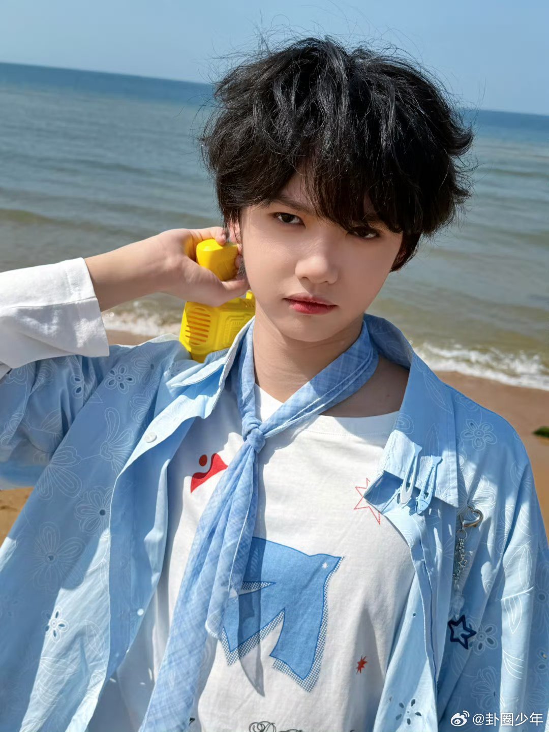 TF四代海边花絮TF四代晒海边花絮照阳光沙滩搭配少年身影，王橹杰、杨博文、张桂源