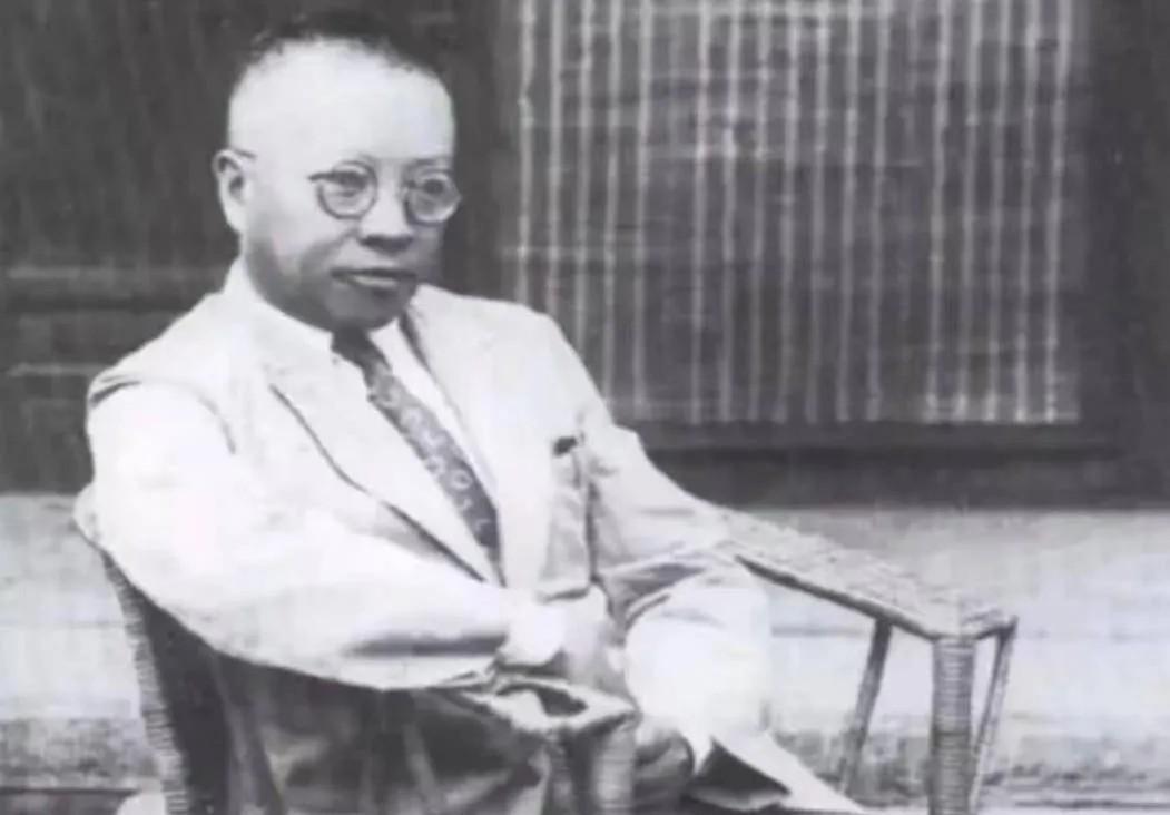 1906年的绍兴，红烛摇曳的新房里，刚满17岁的钱玄同被哥哥按着肩膀推到床边。