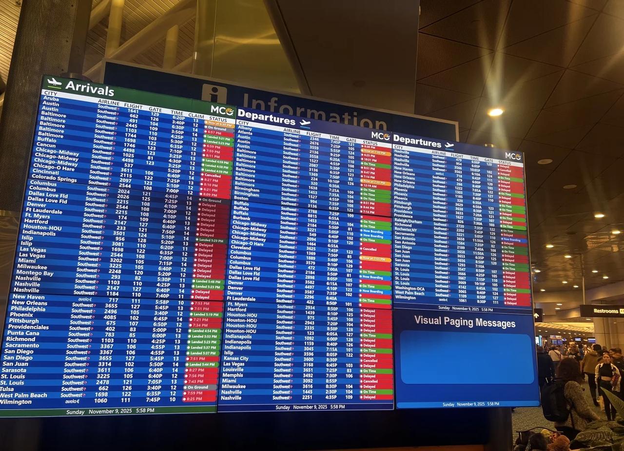 所有美国的小伙伴这个月不要坐飞机！
美国机场人满为患。我还以为在中国春运。
政府