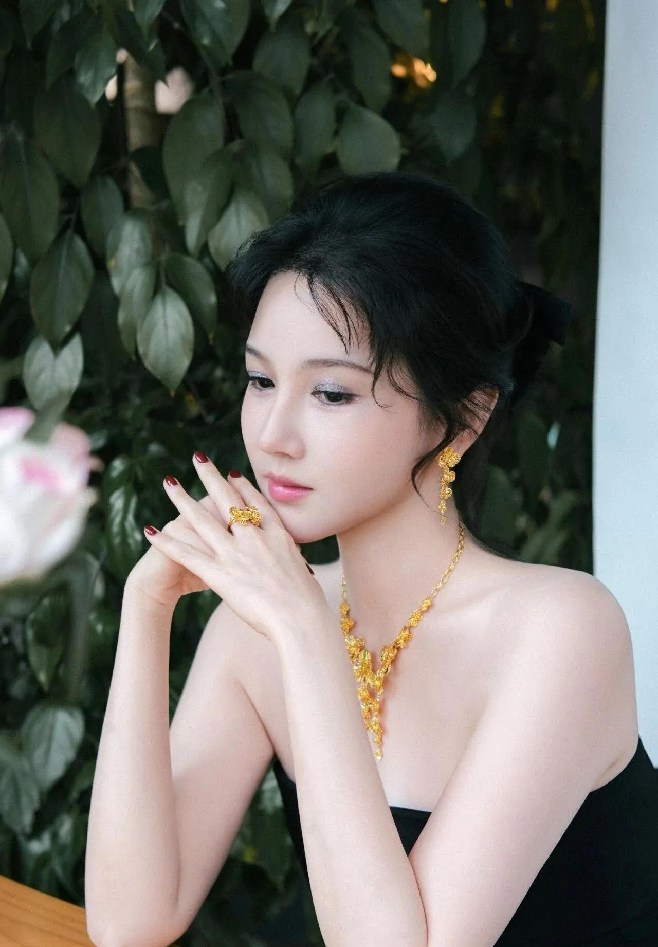 💃陈小纭这组图也太戳审美了吧！抹胸黑裙衬得身段纤柔，配上精致金饰自带贵气，低眸