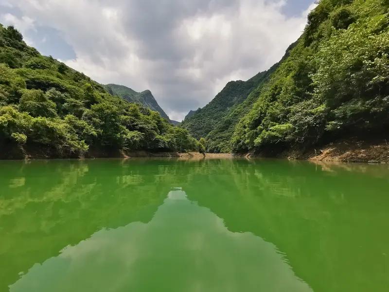 这首诗描绘的画面简直绝了！青山绿水搭配蓝天白云，这景色就像一幅天然的画卷。江边还