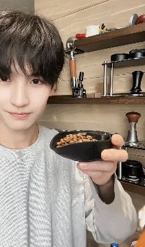   咖啡感形容太贴切！暖甜气质配自然真诚的贴心，像焦糖玛奇朵般戳心，这份魅力根本