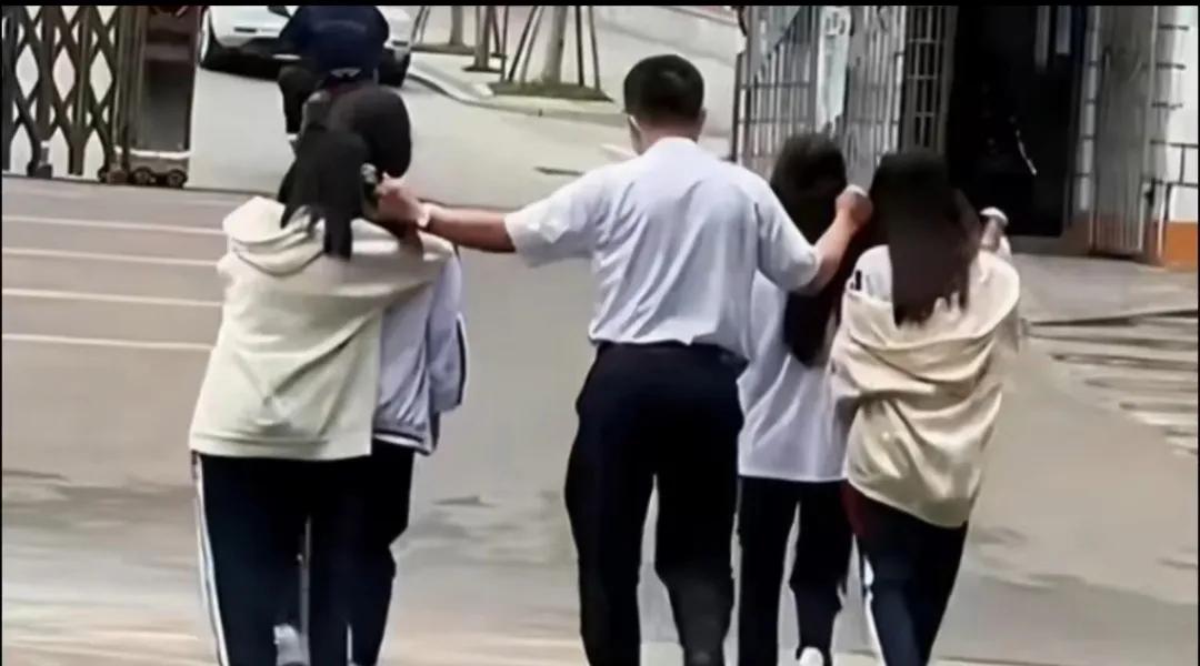 校长这种行为，为什么又被很多人支持了？

四名女生逃学，校长薅头发拽到学校，没人