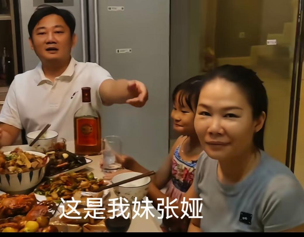 张雪的妹妹张娅是家里最低调的人，在亲哥张雪火了之后不接受任何采访，最后还是张雪把