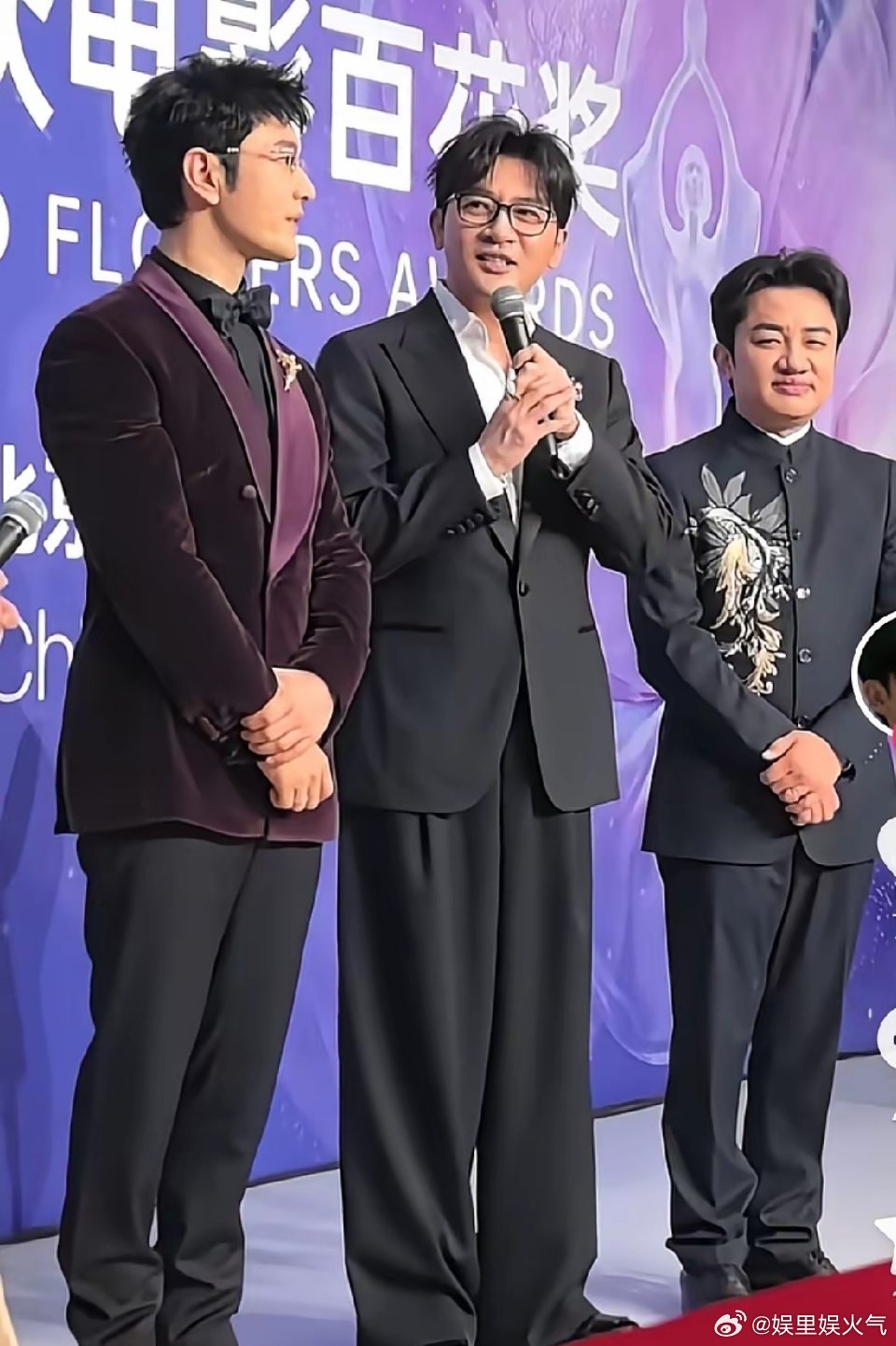 百花奖闭幕式上，三位“不老男神”同框了，还担当了主持人的角色。黄晓明酒红色丝绒西