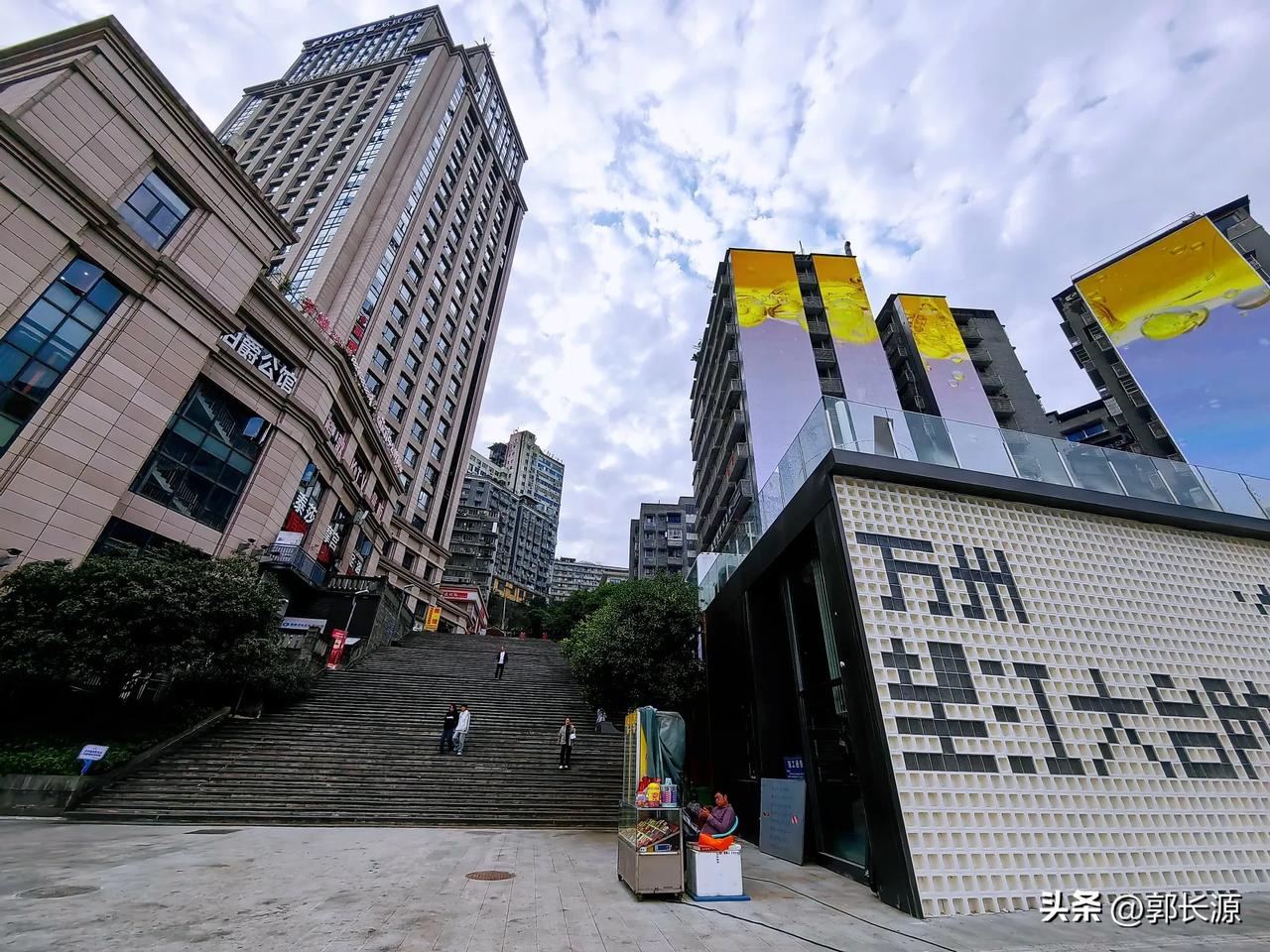 万州区网红打卡地望江大台阶的建成，为市民休闲、娱乐、品茗、健身、观景的好去处，完